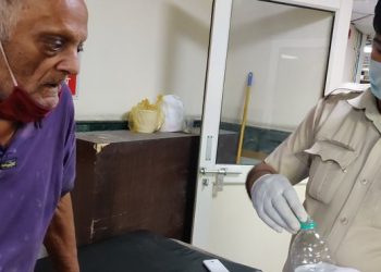 मुलाने सोडली करोनारुग्ण बापाची साथ, मदतीला आले पोलिसाचे हाथ.
