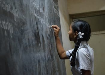 पहिली ते आठवीपर्यंतचे विद्यार्थी आता परीक्षा न देता होणार पास.