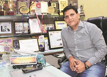नागपुरातील व्यावसायिक प्यारे खान अशी देतोय रमझानची ‘जकात’.