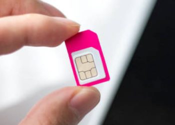 SIM Card एका बाजुनं तिरपं का असतं? जाणून घ्या या प्रश्नाचं उत्तर